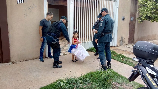 PM de Três Lagoas doa brinquedos no Dia das Crianças e emociona os pequenos