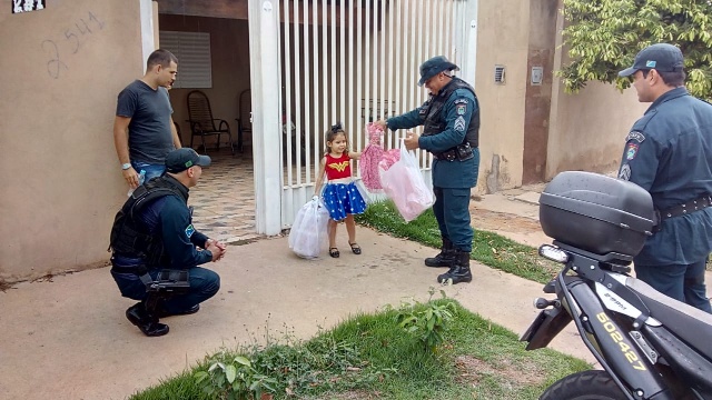 PM de Três Lagoas doa brinquedos no Dia das Crianças e emociona os pequenos