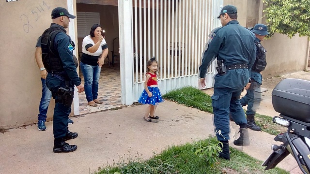 PM de Três Lagoas doa brinquedos no Dia das Crianças e emociona os pequenos