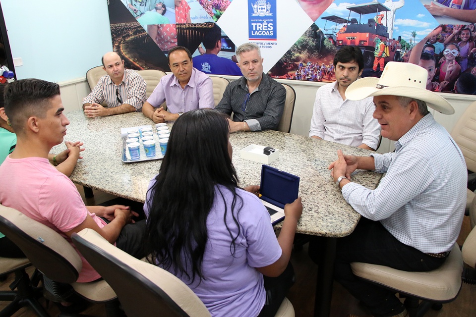 Professora responsável pelo projeto do Sussurrofone em Escola Municipal de Três Lagoas é homenageada pelo prefeito e secretários Professora responsável pelo projeto do Sussurrofone em Escola Municipal de Três Lagoas é homenageada pelo prefeito e secretários
