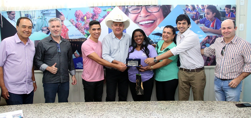 Professora responsável pelo projeto do Sussurrofone em Escola Municipal de Três Lagoas é homenageada pelo prefeito e secretários Professora responsável pelo projeto do Sussurrofone em Escola Municipal de Três Lagoas é homenageada pelo prefeito e secretários