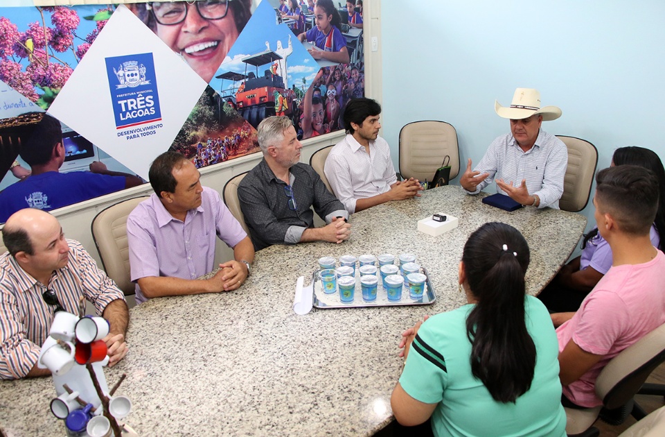 Professora responsável pelo projeto do Sussurrofone em Escola Municipal de Três Lagoas é homenageada pelo prefeito e secretários Professora responsável pelo projeto do Sussurrofone em Escola Municipal de Três Lagoas é homenageada pelo prefeito e secretários