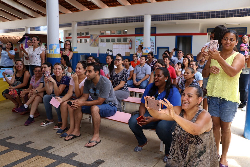 CEI “Neife Souza Lima” realiza exposição de desenhos e pinturas pelo Projeto “Crianças Arteiras” CEI “Neife Souza Lima” realiza exposição de desenhos e pinturas pelo Projeto “Crianças Arteiras”