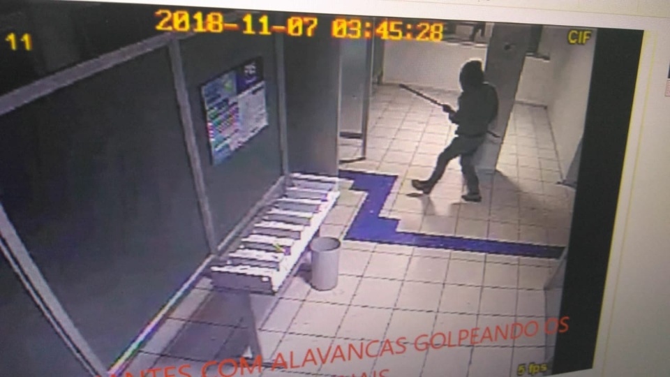 Terror em Chapadão do Sul: bandidos explodem agências bancárias e intimidam moradores e policiais com armamento militar