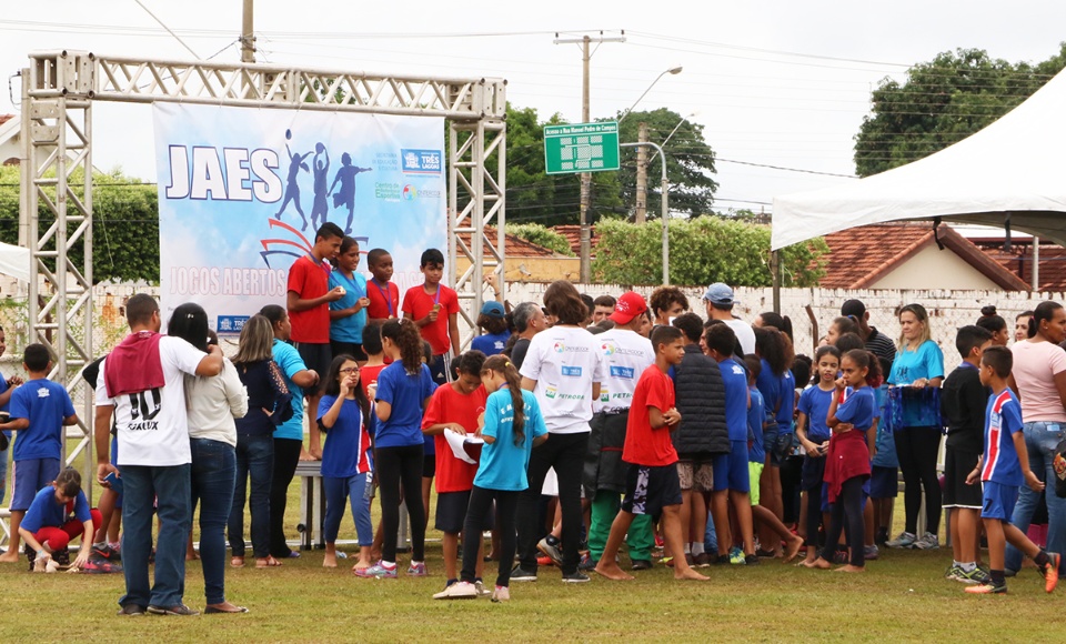 Mesmo com chuva cerca de 500 alunos participaram no sábado dos Jogos Abertos Educacionais da SEMEC