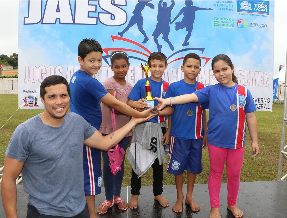 Mesmo com chuva cerca de 500 alunos participaram no sábado dos Jogos Abertos Educacionais da SEMEC