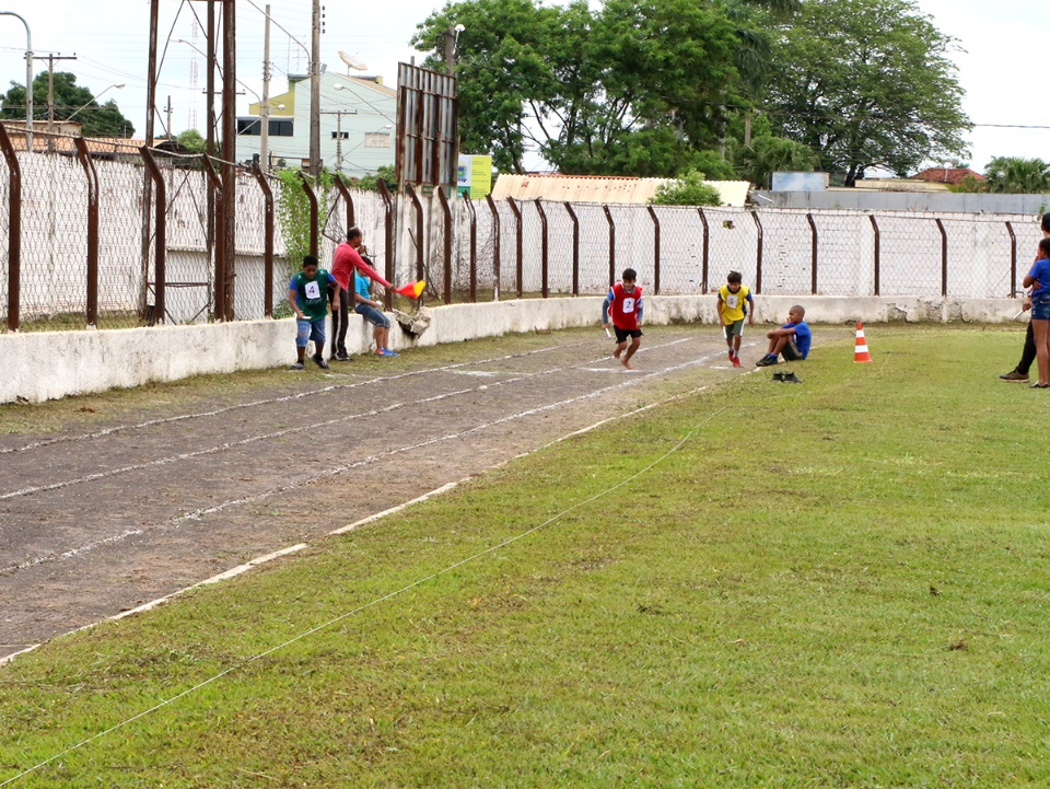 Mesmo com chuva cerca de 500 alunos participaram no sábado dos Jogos Abertos Educacionais da SEMEC