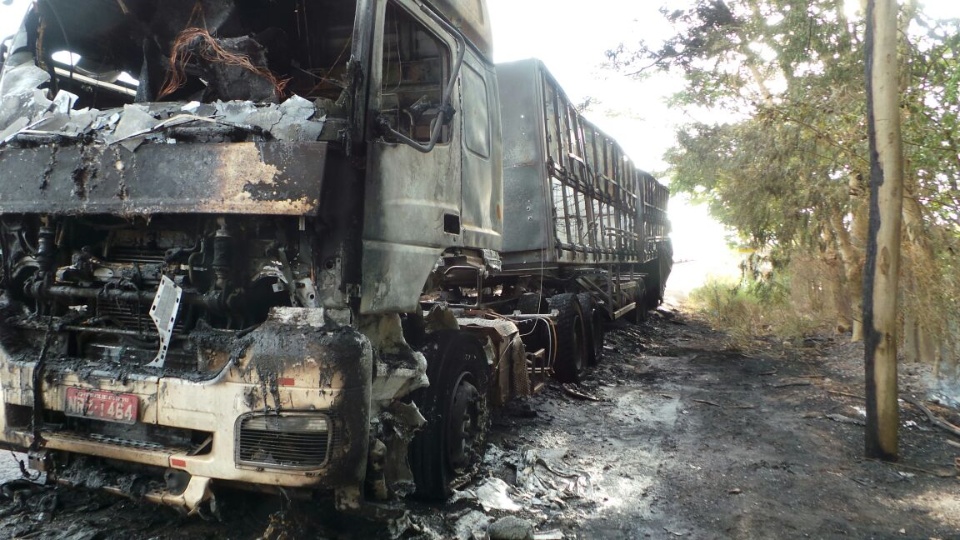 Carreta é consumida por fogo nas proximidades da Cargill em Três Lagoas