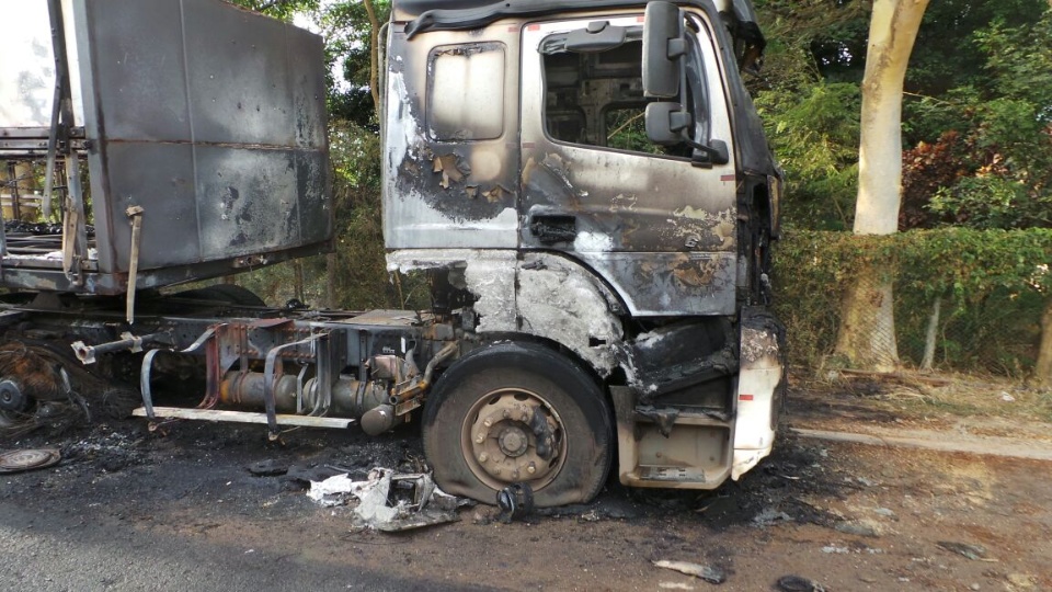 Carreta é consumida por fogo nas proximidades da Cargill em Três Lagoas