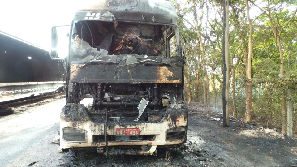 Carreta é consumida por fogo nas proximidades da Cargill em Três Lagoas