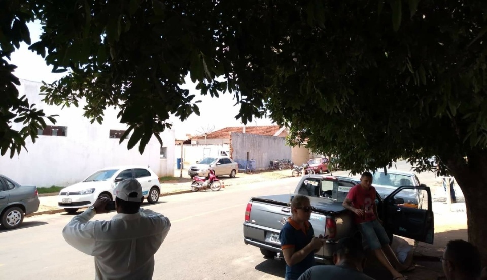 Motoristas fecham entrada de garagem de ônibus em Três Lagoas