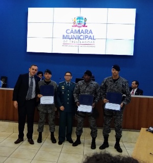 Câmara homenageia militares em sessão solene