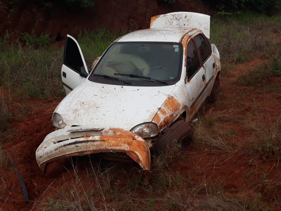 Carro de Três Lagoas capota na estrada perto de Inocência