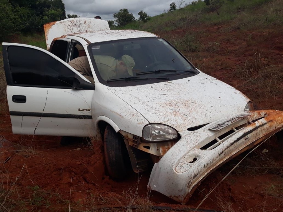 Carro de Três Lagoas capota na estrada perto de Inocência