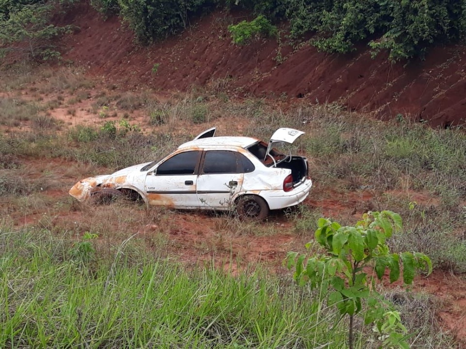 Carro de Três Lagoas capota na estrada perto de Inocência