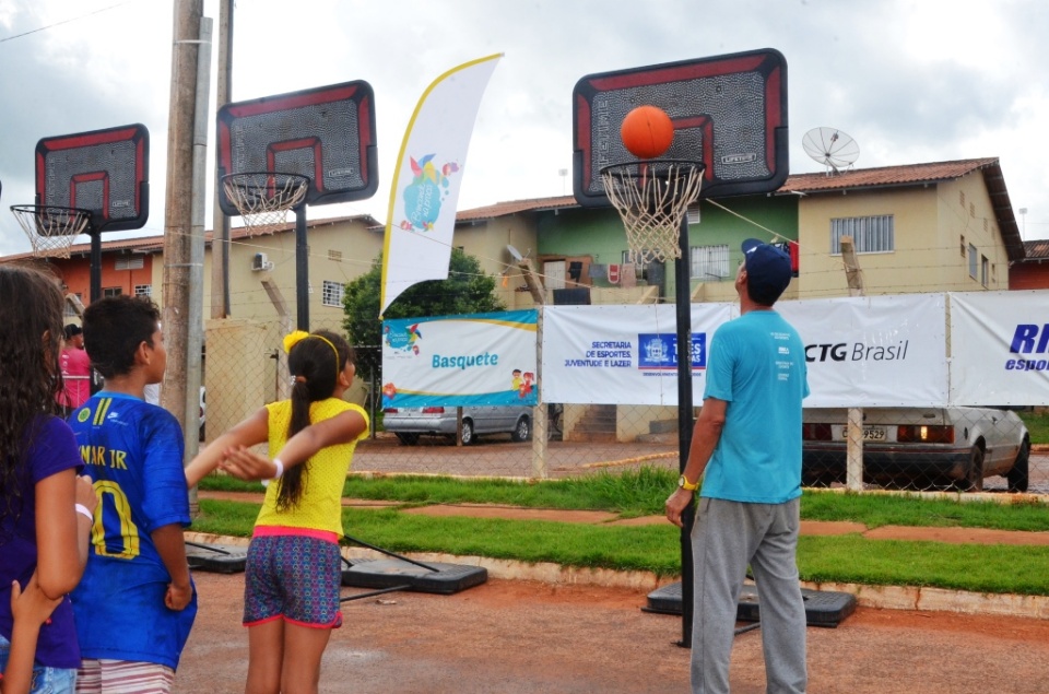 “Brincando na Praça” divertiu garotada do Residencial Novo Oeste em Três Lagoas