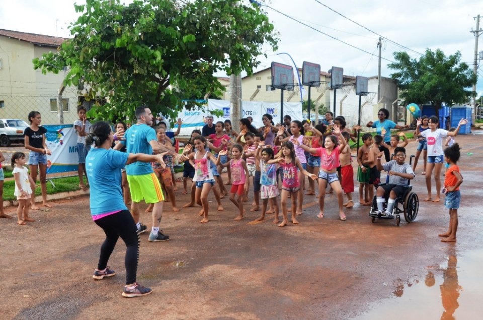 “Brincando na Praça” divertiu garotada do Residencial Novo Oeste em Três Lagoas