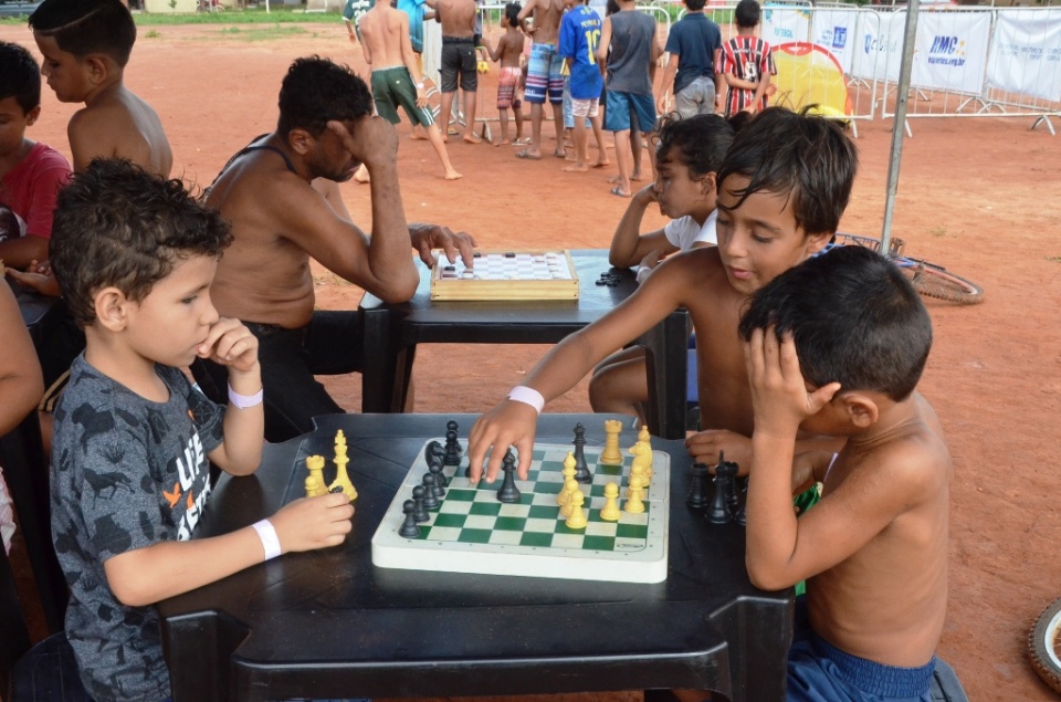 “Brincando na Praça” divertiu garotada do Residencial Novo Oeste em Três Lagoas