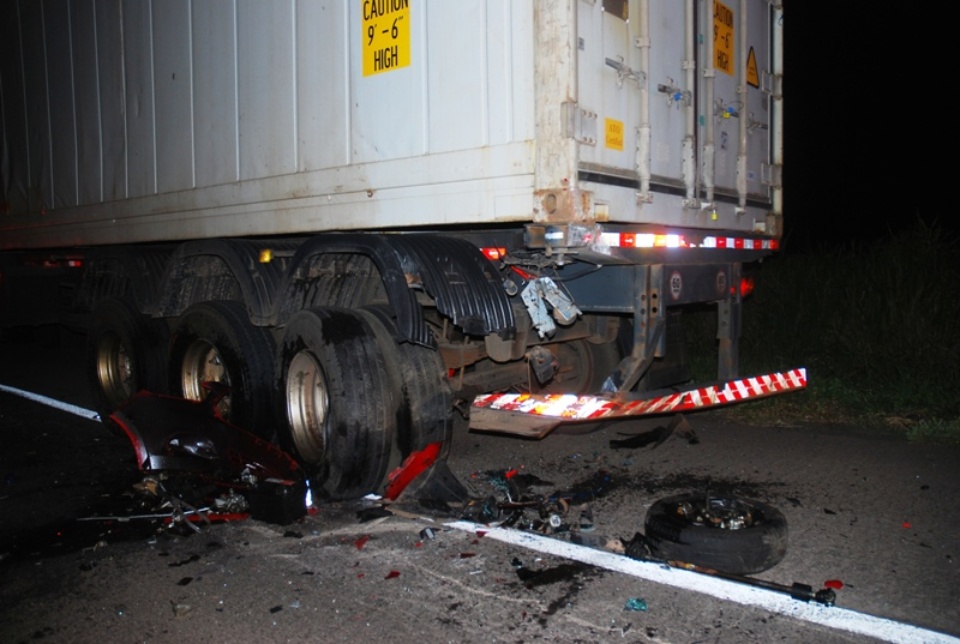 Homem morre na BR-267 em Bataguassu, após colidir veículo em carreta parada