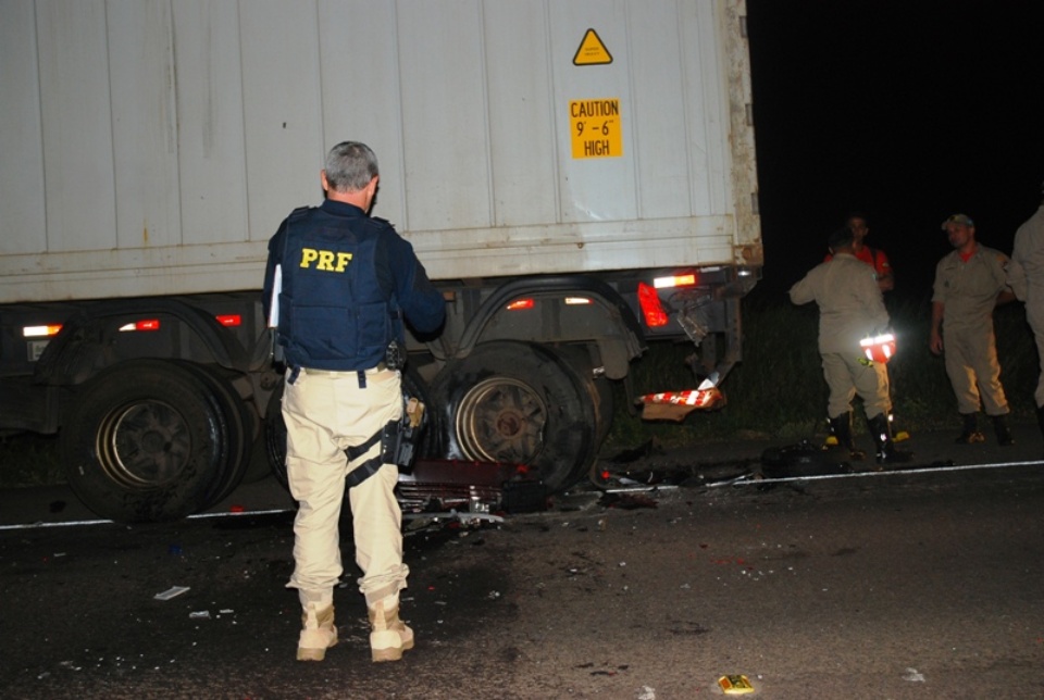 Homem morre na BR-267 em Bataguassu, após colidir veículo em carreta parada