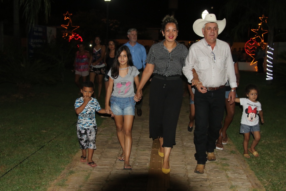 Administração Municipal inaugura iluminação Natalina na Praça do Jupiá Administração Municipal inaugura iluminação Natalina na Praça do Jupiá
