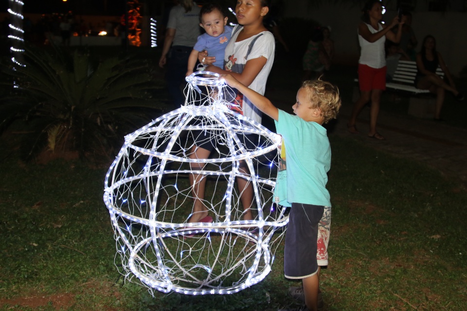 Administração Municipal inaugura iluminação Natalina na Praça do Jupiá Administração Municipal inaugura iluminação Natalina na Praça do Jupiá