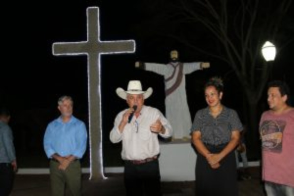 Administração Municipal inaugura iluminação Natalina na Praça do Jupiá Administração Municipal inaugura iluminação Natalina na Praça do Jupiá