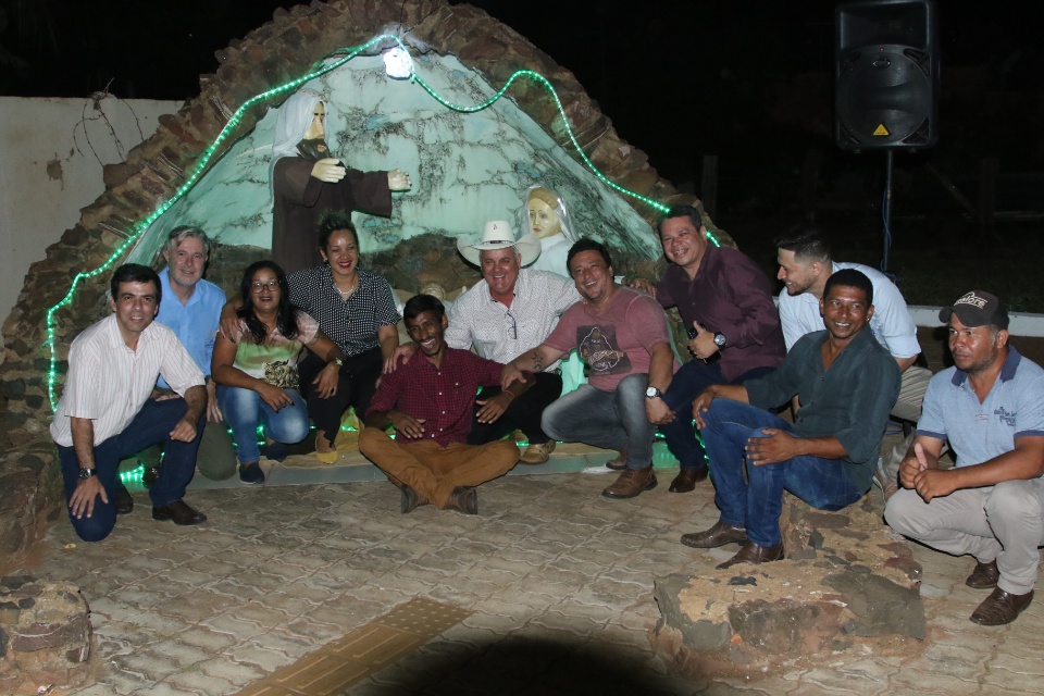 Administração Municipal inaugura iluminação Natalina na Praça do Jupiá Administração Municipal inaugura iluminação Natalina na Praça do Jupiá