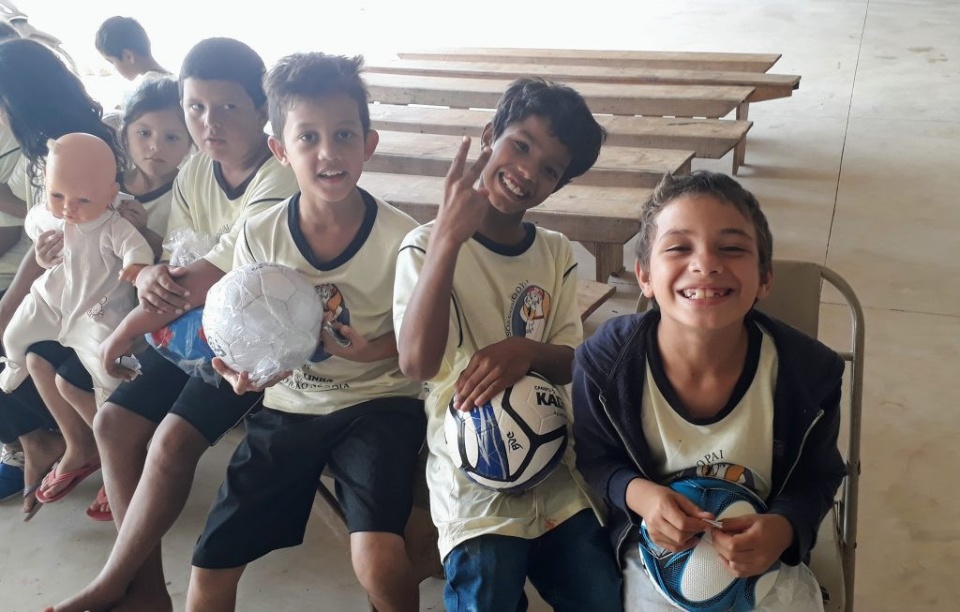 Projeto Além dos Muros doa a crianças carentes brinquedos e panetones feitos em presídios