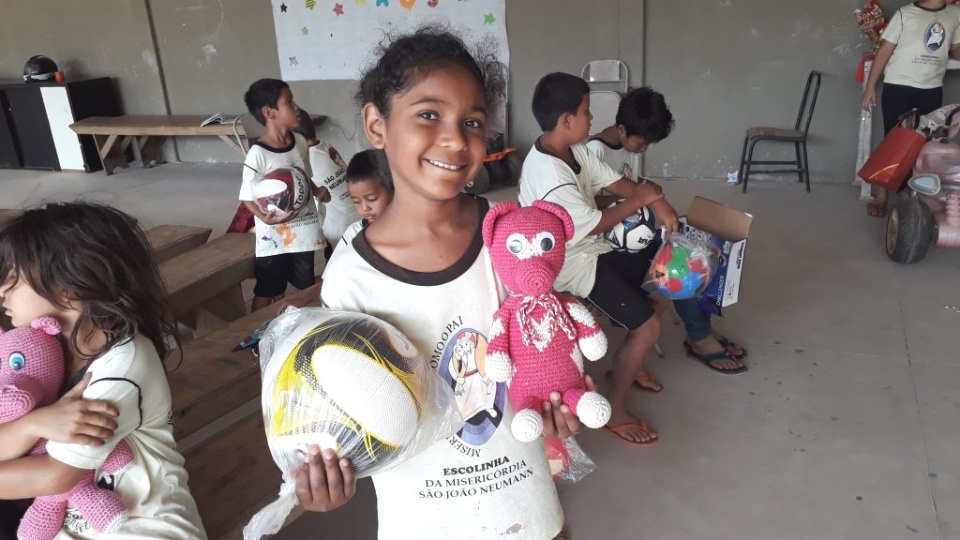 Projeto Além dos Muros doa a crianças carentes brinquedos e panetones feitos em presídios
