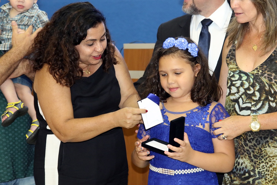 Alunos destaques da Rede Municipal de Ensino de Três Lagoas recebem medalha “Professora Zenaide Nogueira Fabbri” Alunos destaques da Rede Municipal de Ensino de Três Lagoas recebem medalha “Professora Zenaide Nogueira Fabbri”