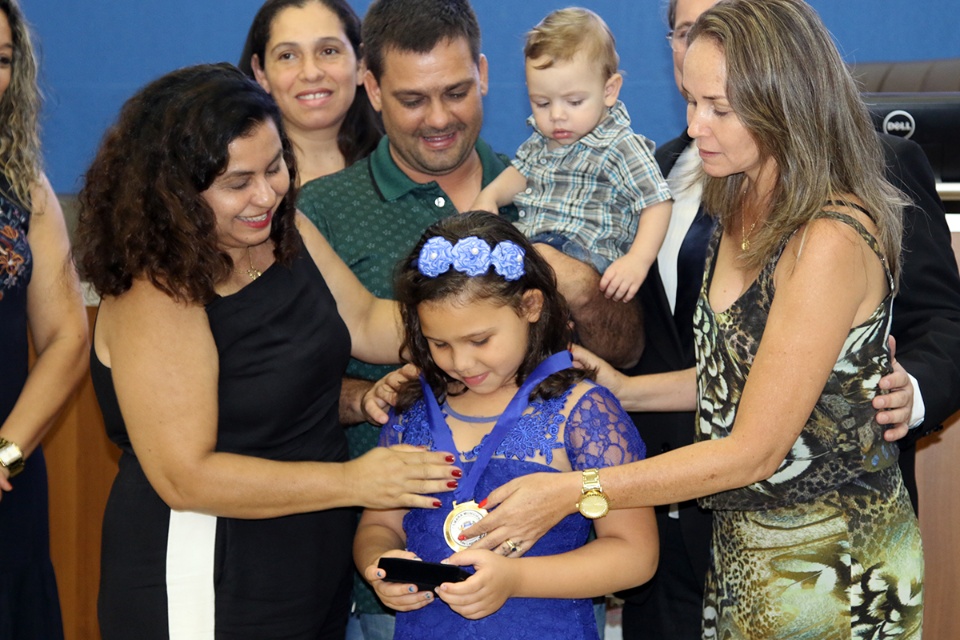 Alunos destaques da Rede Municipal de Ensino de Três Lagoas recebem medalha “Professora Zenaide Nogueira Fabbri” Alunos destaques da Rede Municipal de Ensino de Três Lagoas recebem medalha “Professora Zenaide Nogueira Fabbri”