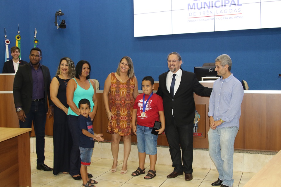Alunos destaques da Rede Municipal de Ensino de Três Lagoas recebem medalha “Professora Zenaide Nogueira Fabbri” Alunos destaques da Rede Municipal de Ensino de Três Lagoas recebem medalha “Professora Zenaide Nogueira Fabbri”