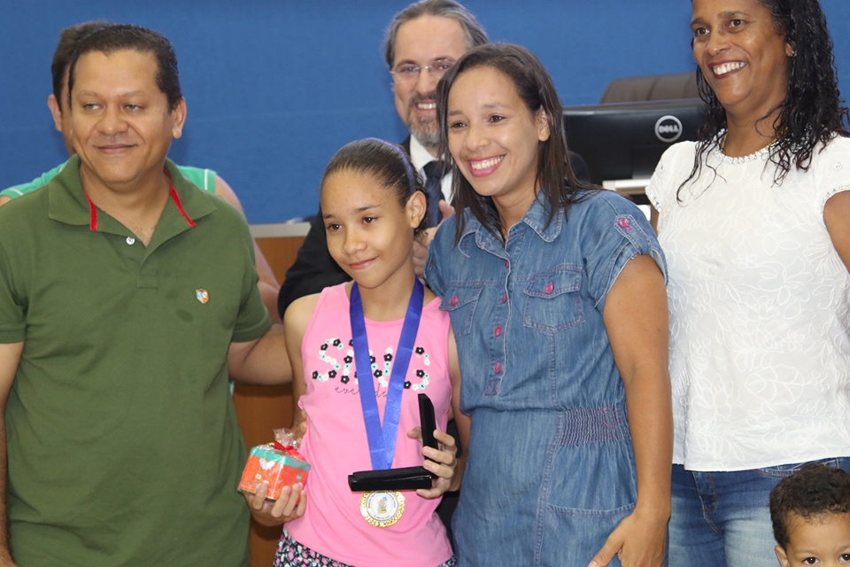 Alunos destaques da Rede Municipal de Ensino de Três Lagoas recebem medalha “Professora Zenaide Nogueira Fabbri”