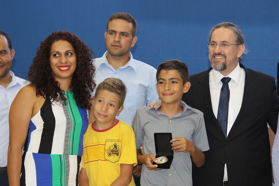 Alunos destaques da Rede Municipal de Ensino de Três Lagoas recebem medalha “Professora Zenaide Nogueira Fabbri”