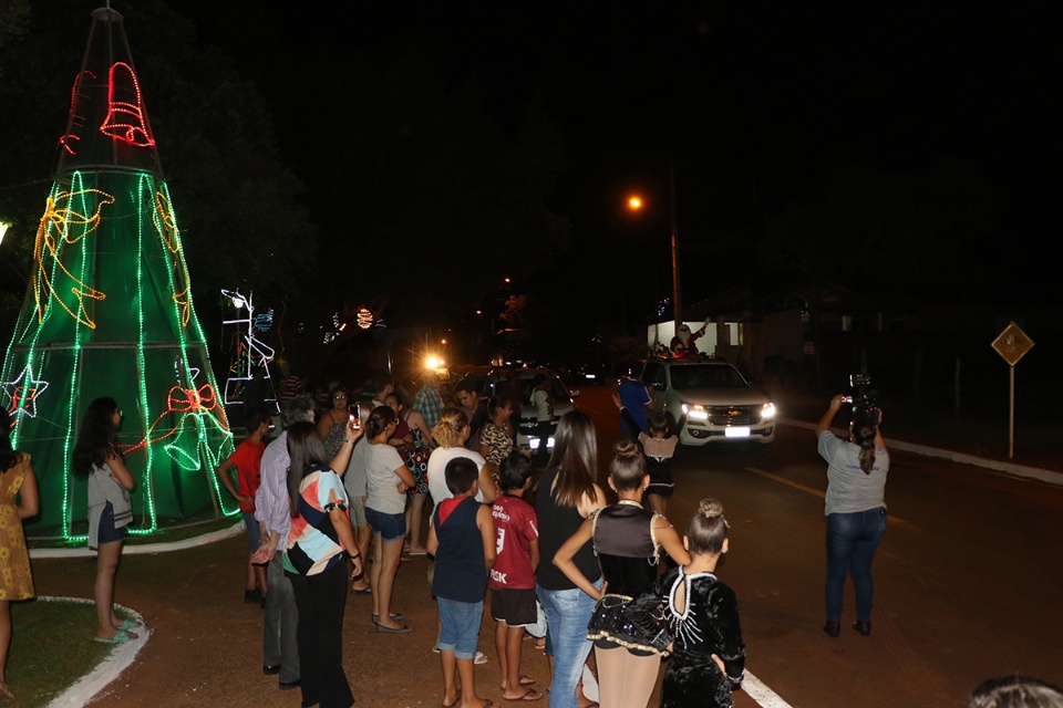 Decoração natalina do Distrito de Arapuá é inaugurada pela Prefeitura de Três Lagoas Decoração natalina do Distrito de Arapuá é inaugurada pela Prefeitura de Três Lagoas