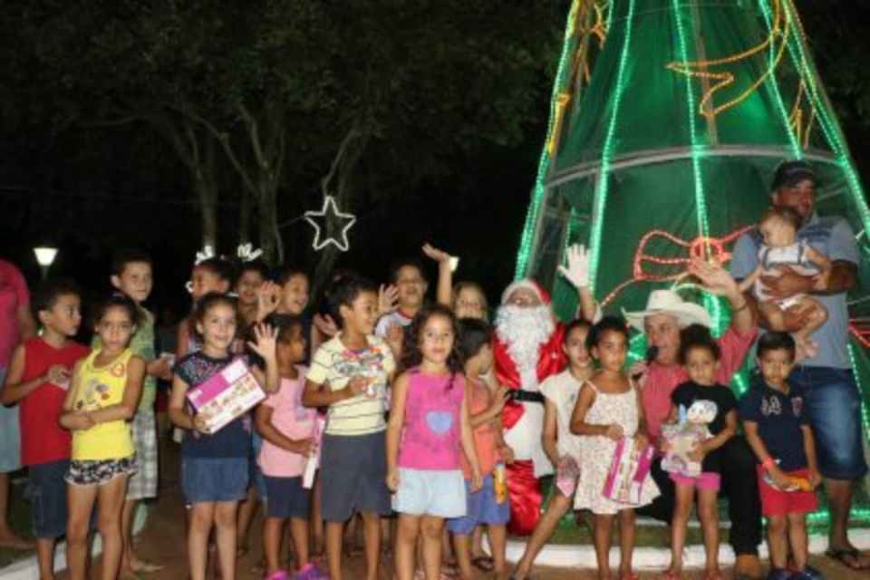 Decoração natalina do Distrito de Arapuá é inaugurada pela Prefeitura de Três Lagoas Decoração natalina do Distrito de Arapuá é inaugurada pela Prefeitura de Três Lagoas
