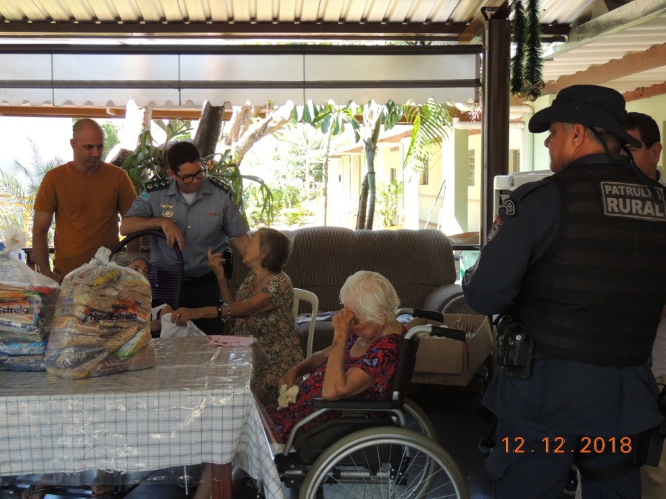 Polícia Militar de Três Lagoas entrega alimentos arrecadados durante o 2° Torneio do Projeto Chute Forte Polícia Militar de Três Lagoas entrega alimentos arrecadados durante o 2° Torneio do Projeto Chute Forte