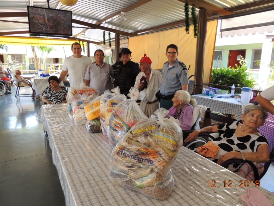 Polícia Militar de Três Lagoas entrega alimentos arrecadados durante o 2° Torneio do Projeto Chute Forte Polícia Militar de Três Lagoas entrega alimentos arrecadados durante o 2° Torneio do Projeto Chute Forte