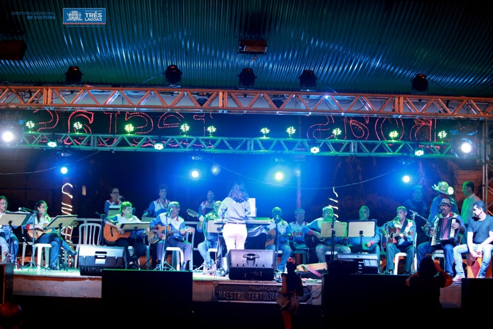 “Serenata e Bazar de Natal” tem início com a Orquestra Municipal de Viola “Serenata e Bazar de Natal” tem início com a Orquestra Municipal de Viola