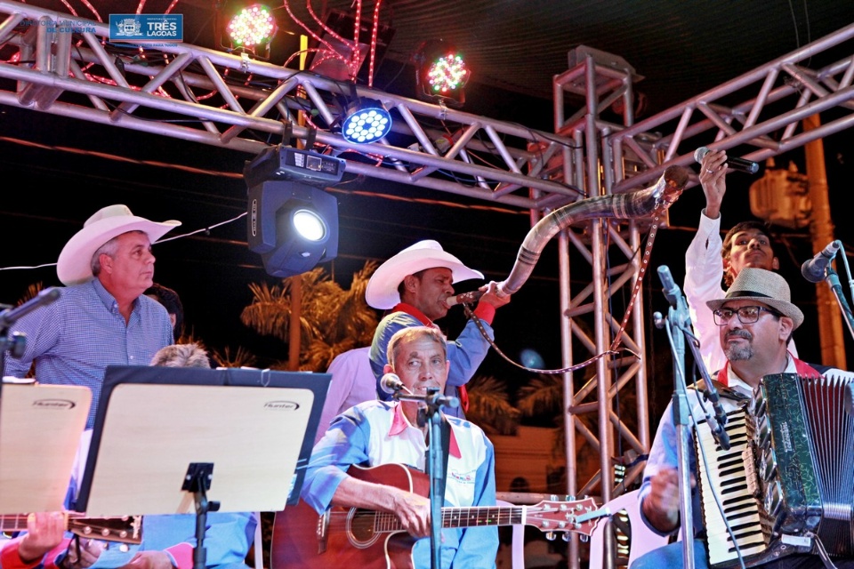 “Serenata e Bazar de Natal” tem início com a Orquestra Municipal de Viola “Serenata e Bazar de Natal” tem início com a Orquestra Municipal de Viola