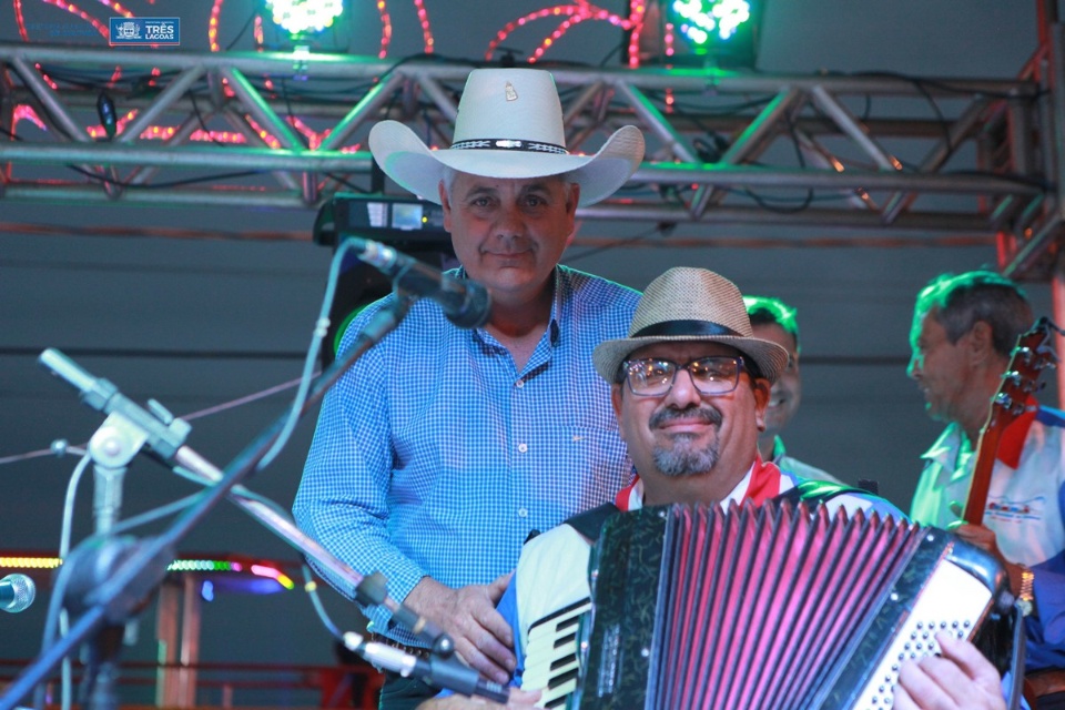 “Serenata e Bazar de Natal” tem início com a Orquestra Municipal de Viola “Serenata e Bazar de Natal” tem início com a Orquestra Municipal de Viola