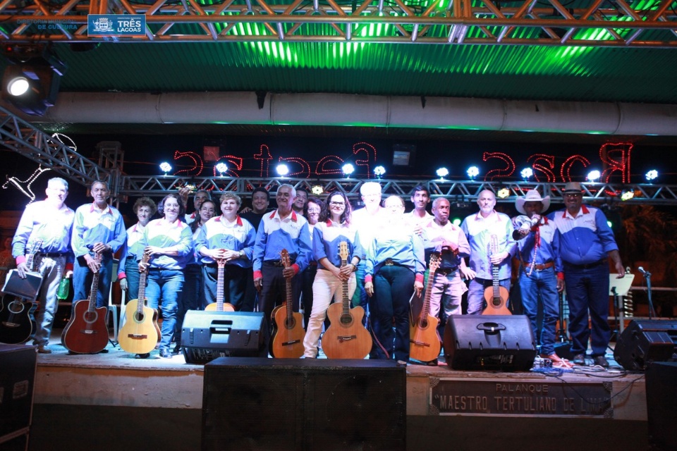 “Serenata e Bazar de Natal” tem início com a Orquestra Municipal de Viola “Serenata e Bazar de Natal” tem início com a Orquestra Municipal de Viola