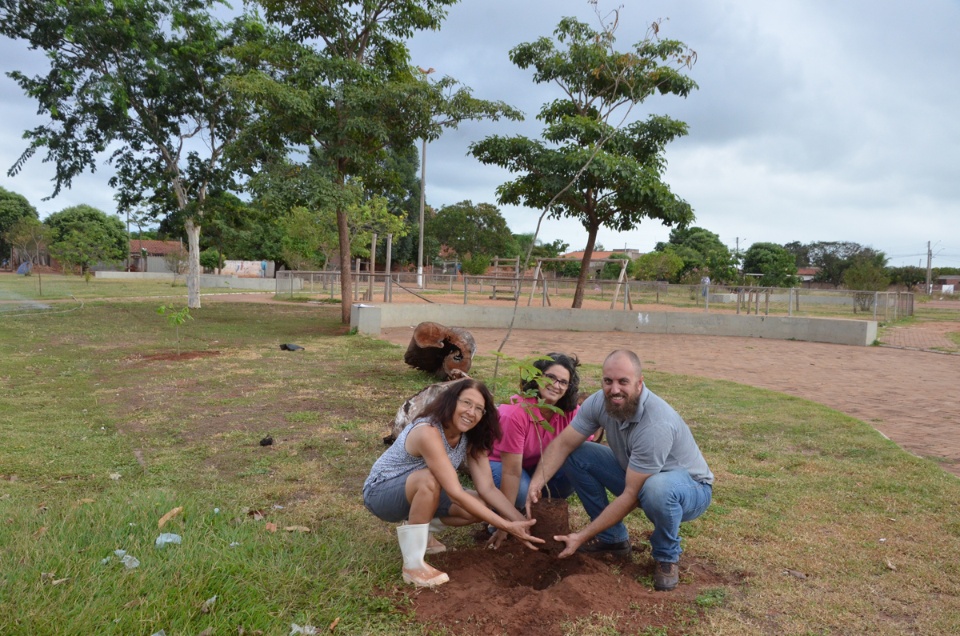 Praça do Jardim das Acácias recebe mais 25 mudas de árvores pelo Projeto Áreas Mais Verde