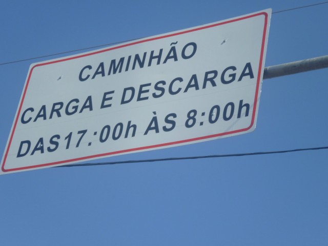 São instaladas placas proibindo o tráfego de caminhões em Três Lagoas