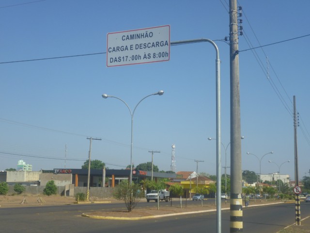 São instaladas placas proibindo o tráfego de caminhões em Três Lagoas