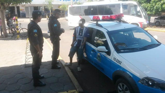 Jovem desistiu do furto, mas continuou nas proximidades e foi abordado pela Polícia (Foto: Celso Daniel)