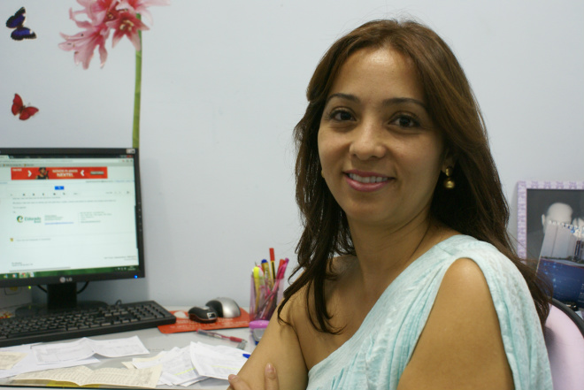 Começa a pesquisa por preços antes de comprar os materiais escolares A empresária Adriana Keilo está otimista em relação ao movimento desse ano, pois segundo ela, os clientes estão comprando os matariais com antecedência - Foto: Rafael Furlan