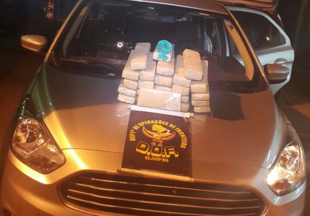 Cowboy “fura” bloqueio policial do DOF e é preso com 25 kg de maconha Droga apreendida por equipe do DOF na madrugada desse domingo (17) (Foto: Assessoria)