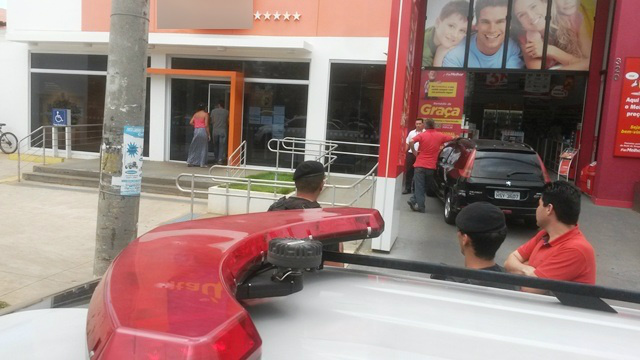 Bandido anuncia ter feito filha refém e aposentada quase cai no golpe A agência bancária, no centro de Três Lagoas, onde a aposentada sacaria o dinheiro do resgate para salvar sua filha; golpe foi frustrado (Foto: Celso Daniel)